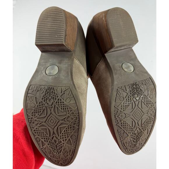 Me Too Suede Taupe Zoey Ankle Booties size 9 Women's - Picture 10 of 13